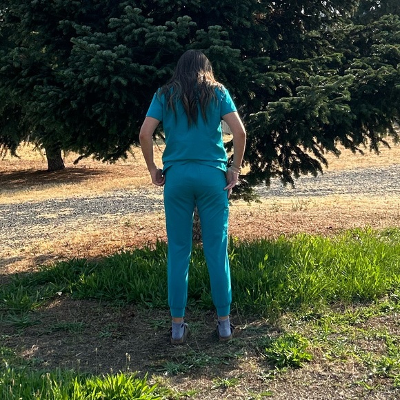 EUC small Figs scrub set - Picture 2 of 4